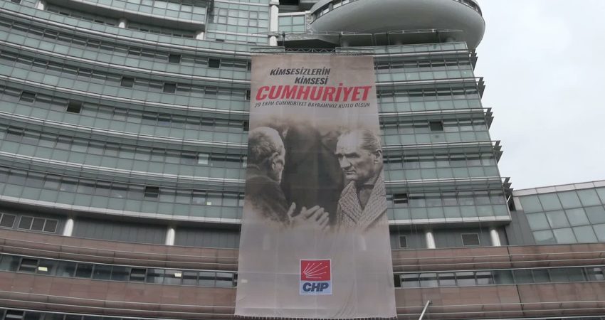 CHP Genel Merkezi’ne, 29 Ekim Cumhuriyet Bayramı öncesinde “Kimsesizlerin kimsesi Cumhuriyet” afişi asıldı CHP Genel Merkezi'ne, 29 Ekim Cumhuriyet Bayramı dolayısıyla, üzerinde “Kimsesizlerin
