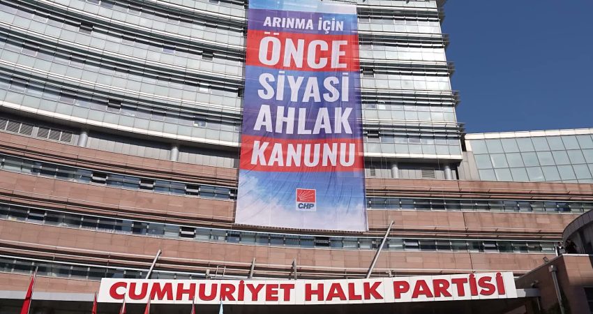 CHP Genel Merkezi’ne “Arınma için önce siyasi ahlak kanunu” pankartı asıldı CHP Genel Başkanı Kemal Kılıçdaroğlu'nun parti içine yönelik "arınma" çağrısı