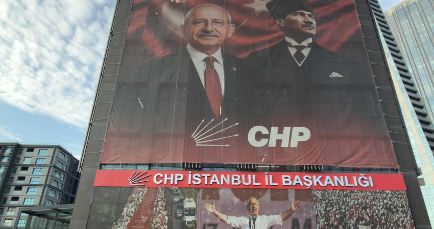 CHP İstanbul İl Başkanı Mehmet Ali Yüksel, partisinin ilçe başkanlarıyla