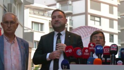 İzmir'de CHP İl Başkanlığı önünde, "Ahlakın, Adaletin ve Milli İradenin