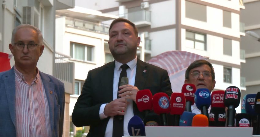 İzmir'de CHP İl Başkanlığı önünde, "Ahlakın, Adaletin ve Milli İradenin