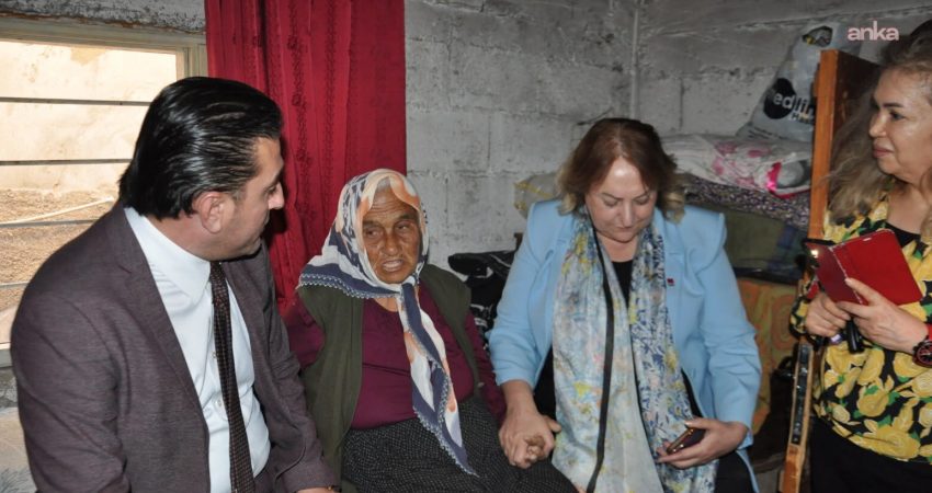 CHP Kadın Kolları Genel Başkanı Gülsever’den 87 yaşında pazarda çalışan Hürü Tilki’ye ziyaret CHP Kadın Kolları Genel Başkanı Ayten Gülsever, Osmaniye'nin Kadirli ilçesinde