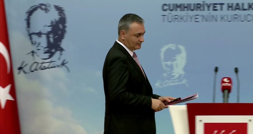 CHP Parti Sözcüsü Müslim Sarı, İzmir Büyükşehir Belediye Başkanı Cemil
