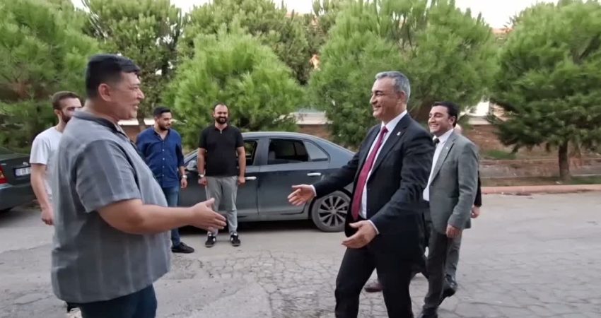CHP Sözcüsü Müslim Sarı Osmaniye’de fıstık fabrikasını gezdi. Üreticilerle biraraya