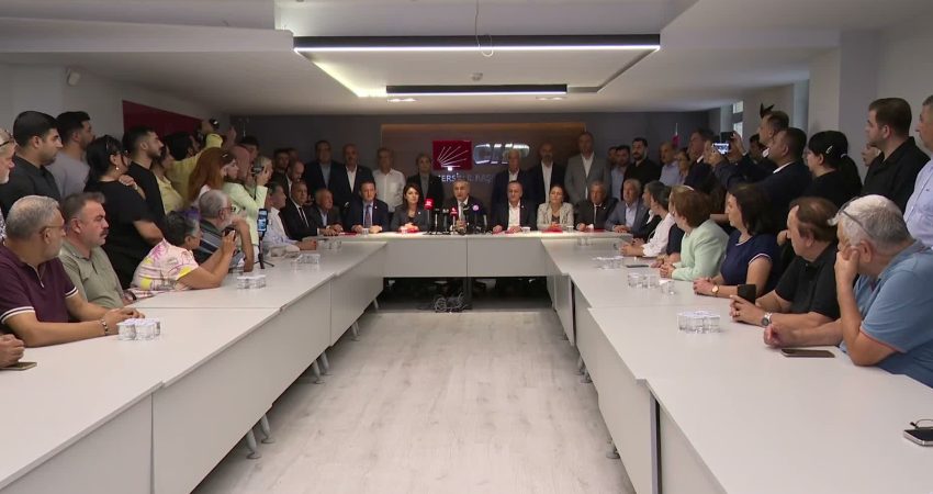 CHP Sözcüsü Sarı: “Belediye başkanlarımızın tutuksuz yargılanmasını talep ediyoruz” CHP Sözcüsü Müslim Sarı, Mersin’de üç belediye başkanının gözaltına alınmasına