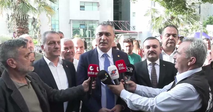 CHP Sözcüsü Sarı: Herkese uygulanan hukukun belediye başkanlarımıza da uygulanmasını istiyoruz CHP Sözcüsü Müslim Sarı, Mersin Cumhuriyet Başsavcılığı'nın operasyonuna ilişkin, "Hukuk