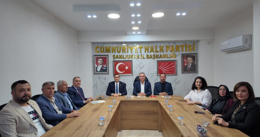 CHP Sözcüsü Sarı’dan Şanlıurfa İl Başkanlığı ziyareti CHP Sözcüsü Müslim Sarı, Şanlıurfa İl Başkanlığında il yöneticileri, ilçe başkanları, kadın