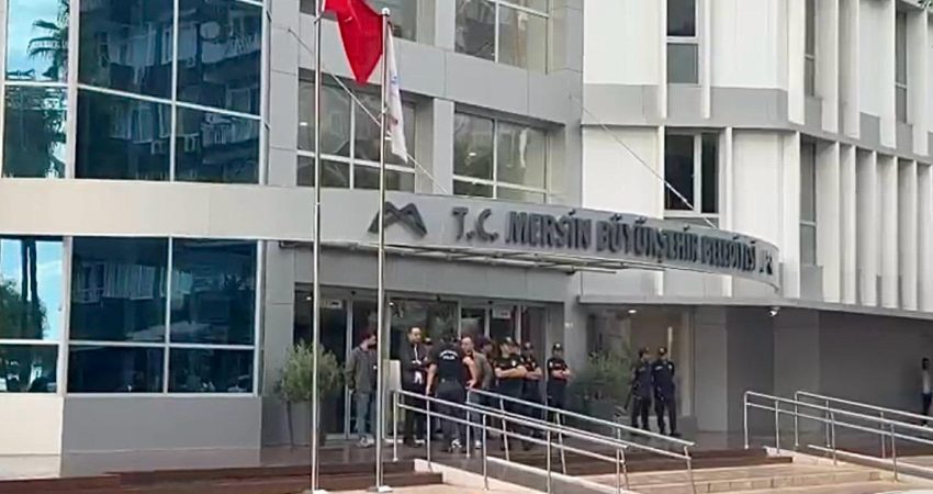 CHP’den, belediye operasyonlarına ilişkin değerlendirme: “Zamanlama enteresan” CHP kurmayları, Mersin Büyükşehir Belediye Başkanı Vahap Seçer ile iki ilçe