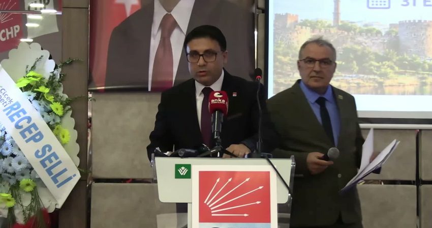 CHP’li Saraç’tan Diyarbakır’da “Terörsüz Türkiye” mesajı: “Çözüm sürecinde Kürt meselesi vurgusu yok” HP Genel Başkan Yardımcısı Necdet Saraç, partisinin Diyarbakır İl Başkanlığı’nca