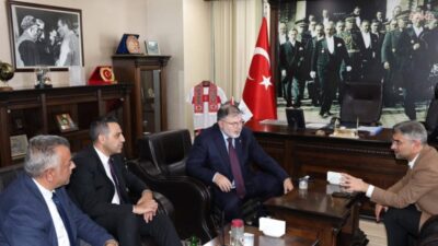 Çiğli Belediye Başkanı Onur Emrah Yıldız, makam odasındaki Atatürk fotoğrafının
