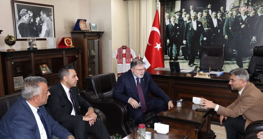 Çiğli Belediye Başkanı Onur Emrah Yıldız, makam odasındaki Atatürk fotoğrafının