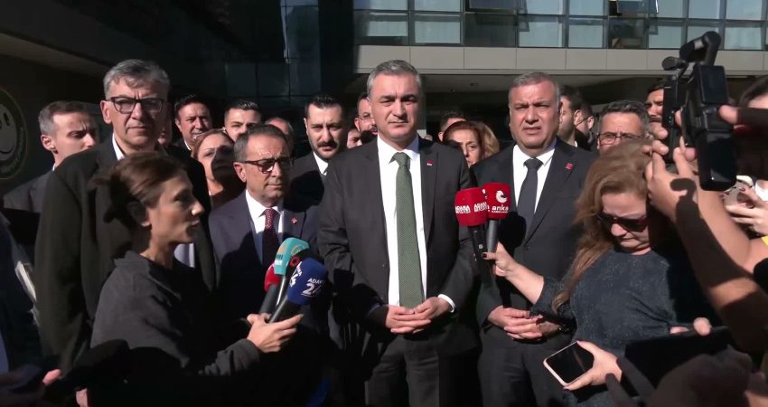 Çukurova Belediye Meclisi’nde başkan vekili seçimi yapılıyor… Müslim Sarı: “Bizim adayımız CHP Meclis Üyesi Sıtkı Keskin’dir” Adana Çukurova Belediye Başkanı Emrah Kozay’ın tutuklanmasının ardından Cukurova Belediyesi