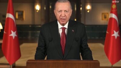 Cumhurbaşkanı Recep Tayyip Erdoğan, Osman Gazi Yüzer Üretim Platformu'nun üzerindeki