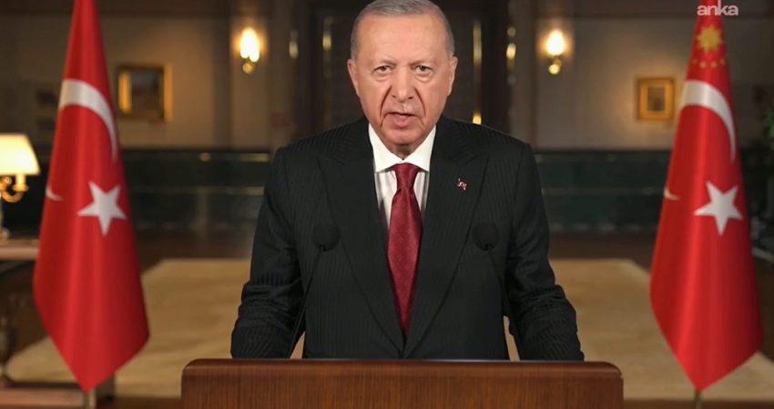 Cumhurbaşkanı Recep Tayyip Erdoğan, Osman Gazi Yüzer Üretim Platformu'nun üzerindeki