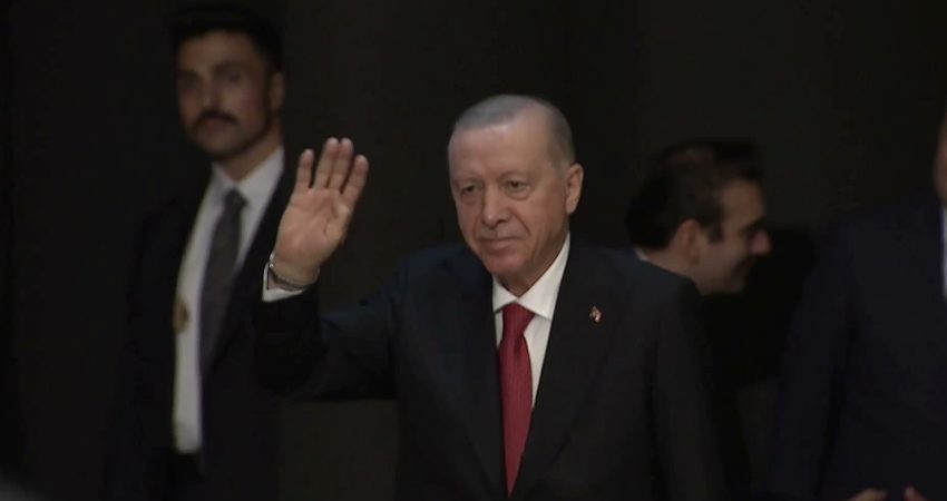 Cumhurbaşkanı Erdoğan: Adı gibi ak olan bu hareketi lekelemek için her yolu deniyorlar Cumhurbaşkanı ve AK Parti Genel Başkanı Recep Tayyip Erdoğan, "Son