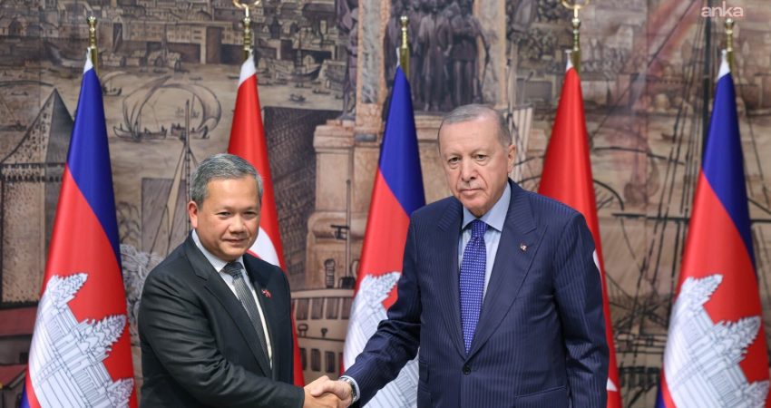Cumhurbaşkanı Erdoğan: Kamboçya ile ticaretimizi 1 milyar dolara çıkarma çabalarımız sürüyor Cumhurbaşkanı Recep Tayyip Erdoğan, Kamboçya Başbakanı Hun Manet ile düzenlediği