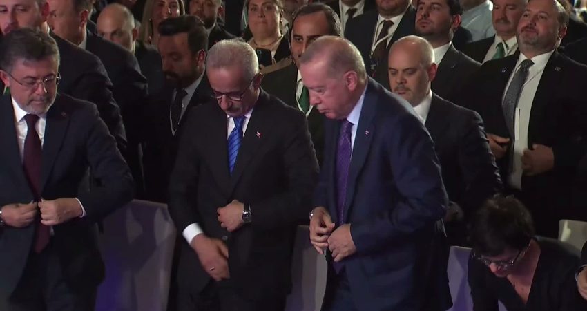 Cumhurbaşkanı Erdoğan: “Kim milletin hakkına, hukukuna ve emanetine el uzatırsa karşısında bizi bulur” Cumhurbaşkanı Recep Tayyip Erdoğan, Çerkezköy-Kapıkule Hızlı Tren Hattı Açılış Töreni'nde,