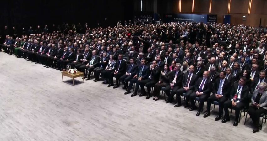 Cumhurbaşkanı Erdoğan: “Savunma sanayindeki başarıyı sağlık sektöründe de elde edeceğiz” Cumhurbaşkanı Recep Tayyip Erdoğan, "Sağlık mimarimizi tüm bileşenleriyle çok daha