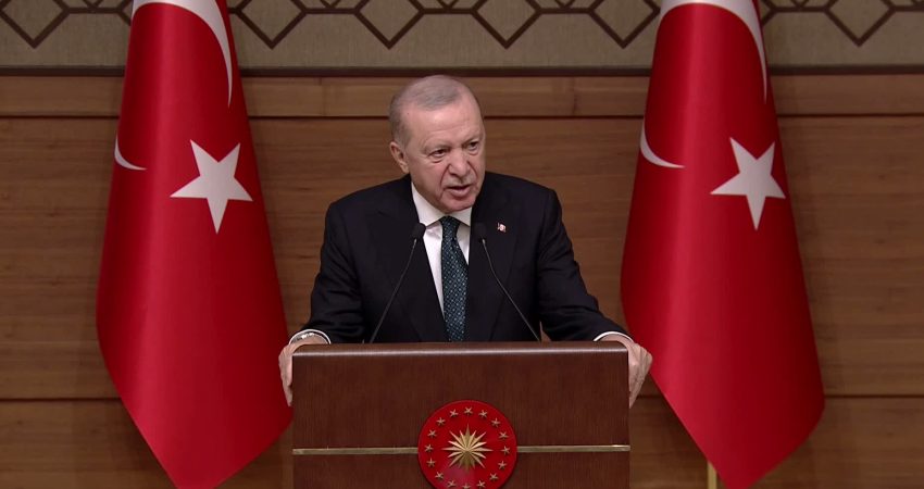 Cumhurbaşkanı Erdoğan: “Ülkemizi çevremizdeki çatışmalardan uzak tuttuk, tuzaklara düşmedik” Cumhurbaşkanı Recep Tayyip Erdoğan, Muhtarlar Günü Buluşması'nda yaptığı konuşmada, bölgedeki