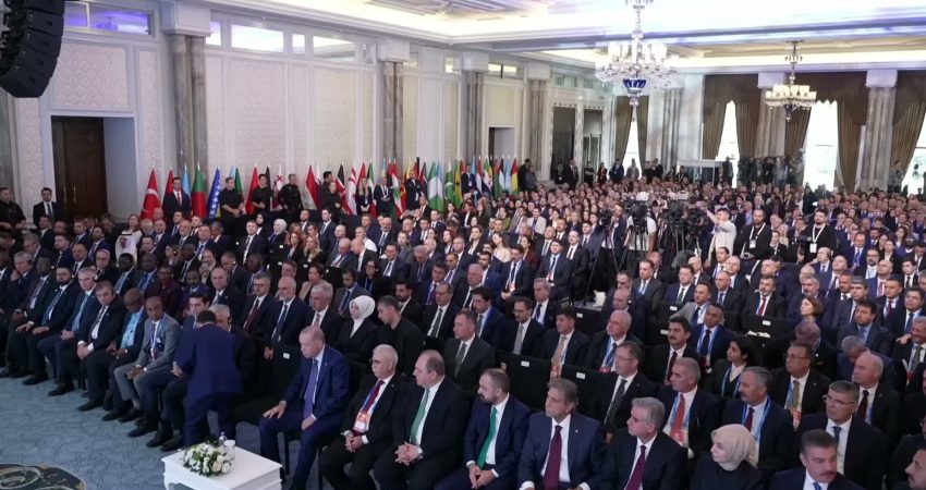 Cumhurbaşkanı Erdoğan, Uluslararası Adalet Zirvesi’nde konuştu: “Kanun önünde eşitliğin göz ardı edildiği bir hukuk sisteminde adalet olmaz” Cumhurbaşkanı Recep Tayyip Erdoğan, Uluslararası Adalet Zirvesi’nde yaptığı konuşmada, “Vicdan