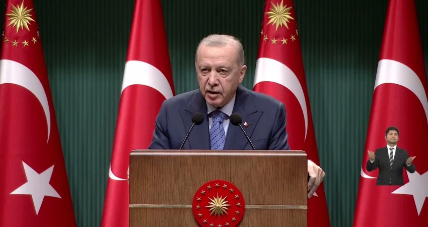 Cumhurbaşkanı Erdoğan’dan basın özgürlüğü eleştirilerine yanıt: “Türkiye, medya çeşitliliği açısından dünyanın en ileri ülkelerinden biridir” Cumhurbaşkanı Recep Tayyip Erdoğan, hükümete yönelik basın özgürlüğü eleştirilerine tepki
