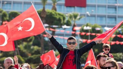 İzmir, Cumhuriyet’in 103’üncü yıl dönümünü fener alayı, havai fişek gösterileri