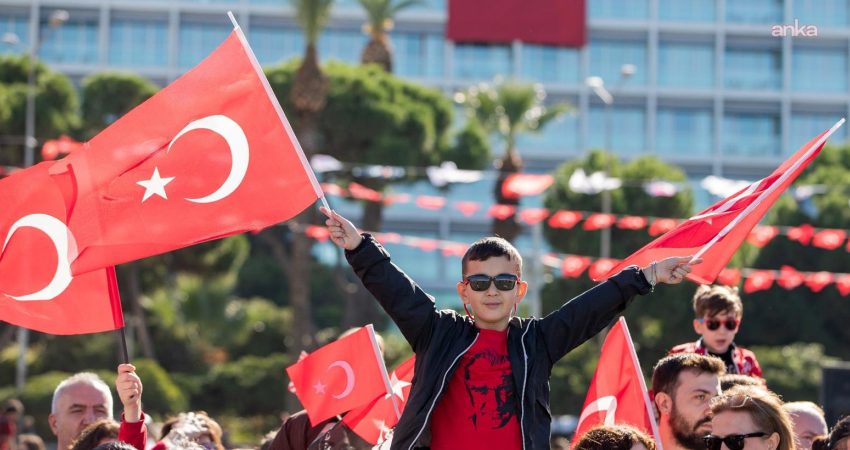 İzmir, Cumhuriyet’in 103’üncü yıl dönümünü fener alayı, havai fişek gösterileri