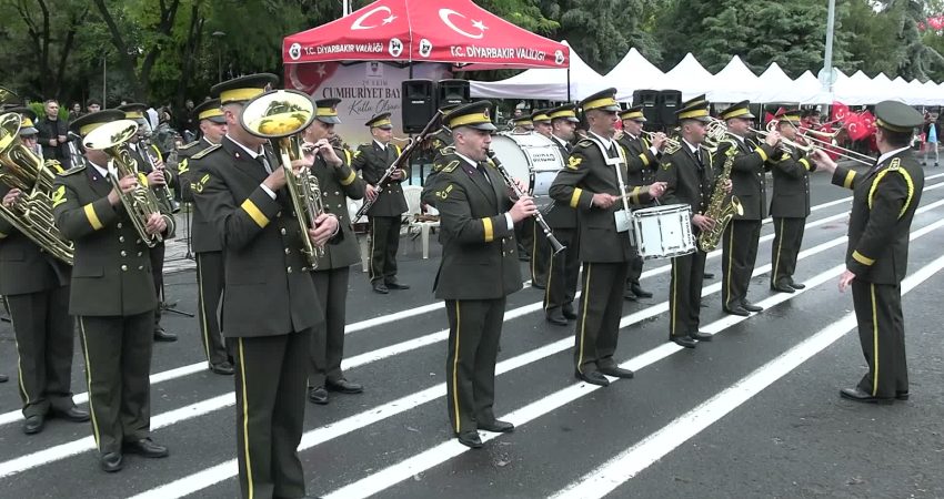 Cumhuriyet'in 103. kuruluş yıl dönümü dolayısıyla Diyarbakır’da kutlama programı düzenlendi.