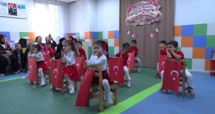 Cumhuriyet coşkusu Konaklı miniklerin kalbinde yankılandı Konak Belediyesi’nin Mutlu Çocuklar Oyun Evleri’ne devam eden minikler, 29