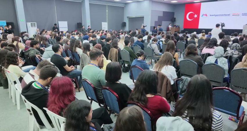 Mersin Büyükşehir Belediyesi Kariyer Merkezi ev sahipliğinde düzenlenen "DevFest Mersin