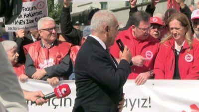 DİSK'e bağlı Devrimci Emekliler Sendikası üyeleri, emekli aylıklarının artırılması talebiyle İstanbul