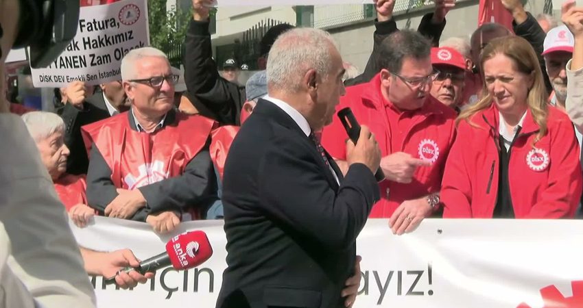 DİSK'e bağlı Devrimci Emekliler Sendikası üyeleri, emekli aylıklarının artırılması talebiyle İstanbul