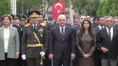 Cumhuriyet’in 103. kuruluş yıl dönümü dolayısıyla Diyarbakır’da düzenlenen kutlama programı,