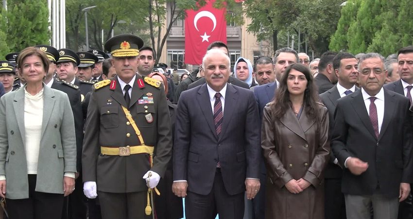Cumhuriyet’in 103. kuruluş yıl dönümü dolayısıyla Diyarbakır’da düzenlenen kutlama programı,
