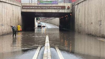 Diyarbakır’da sağanak hayatı olumsuz etkiledi, trafik durma noktasına geldi Diyarbakır’da mevsim normallerinin üzerinde seyreden yağışlar hayatı olumsuz etkiledi. Sağanak