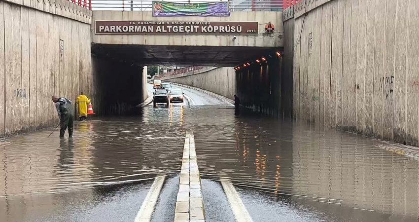 Diyarbakır’da sağanak hayatı olumsuz etkiledi, trafik durma noktasına geldi Diyarbakır’da mevsim normallerinin üzerinde seyreden yağışlar hayatı olumsuz etkiledi. Sağanak