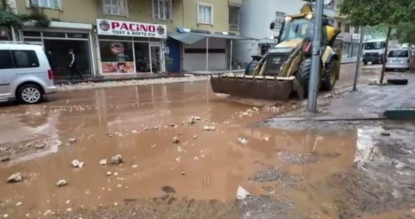 Diyarbakır’ın Silvan ilçesinde etkili olan şiddetli yağış, dağlık bölgelerden gelen