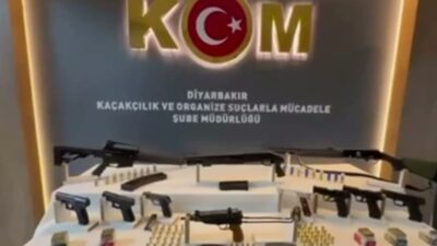 Diyarbakır’da silah kaçakçılarına yönelik operasyonda 13 şüpheli yakalandı Diyarbakır’da polis ekiplerince, silah ve mühimmat ticaretine yönelik düzenlenen eş