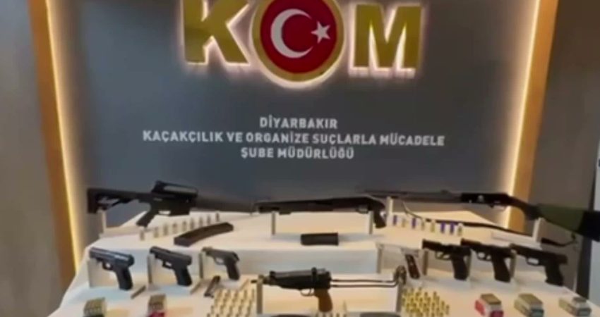 Diyarbakır’da silah kaçakçılarına yönelik operasyonda 13 şüpheli yakalandı Diyarbakır’da polis ekiplerince, silah ve mühimmat ticaretine yönelik düzenlenen eş