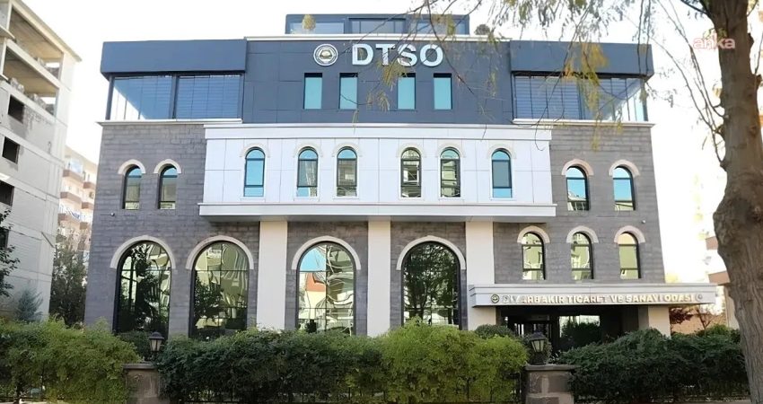 DTSO’dan seçim açıklaması: “Seçimler herhangi bir yönetimin kendi tercihiyle belirlediği bir süreç değildir” Diyarbakır Ticaret Sanayi Odası Başkanlığı, 3 Ekim günü yapılacak yönetim