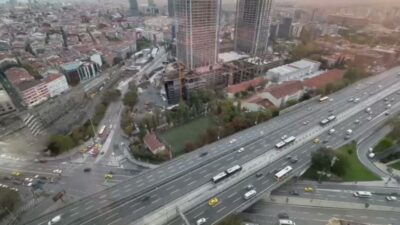 Yetkililerin "zorunlu olmadıkça özel araçla trafiğe çıkmayın, toplu taşımayı tercih