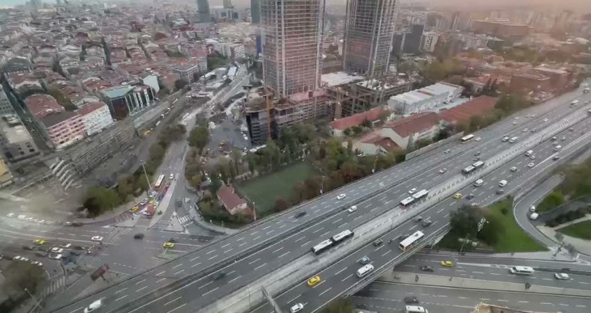 Yetkililerin "zorunlu olmadıkça özel araçla trafiğe çıkmayın, toplu taşımayı tercih