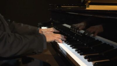 Bursa Büyükşehir Belediyesi tarafından düzenlenen "Müziğin Siyah Beyaz Sesleri" konserinde