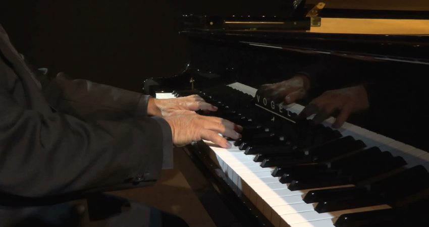 Bursa Büyükşehir Belediyesi tarafından düzenlenen "Müziğin Siyah Beyaz Sesleri" konserinde