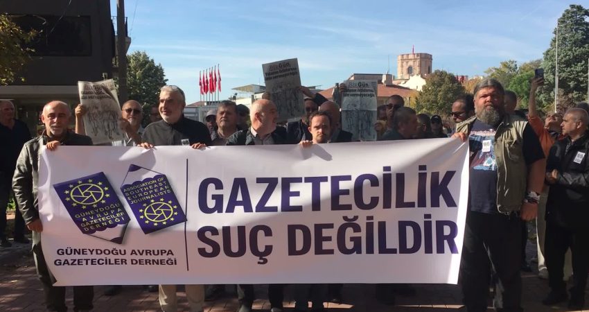 Edirne’de gazetecilerden “Sansür’e Hayır, Habere Özgürlük” eylemi Gazetecilere yönelik gözaltı ve tutuklamalara, medya kuruluşlarına kayyum atanmasına ve