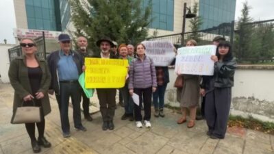 Edirne Çevre Gönüllüleri Derneği Başkanı Ayten Eren, Meriç Nehri üzerinde