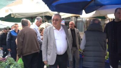 Edremit Belediye Başkanı Mehmet Ertaş, Çarşamba Pazarı ziyaretinde esnaf ve