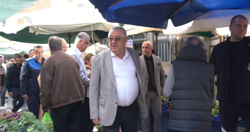 Edremit Belediye Başkanı Ertaş, Çarşamba Pazarı esnafıyla bir araya geldi Edremit Belediye Başkanı Mehmet Ertaş, Çarşamba Pazarı ziyaretinde esnaf ve