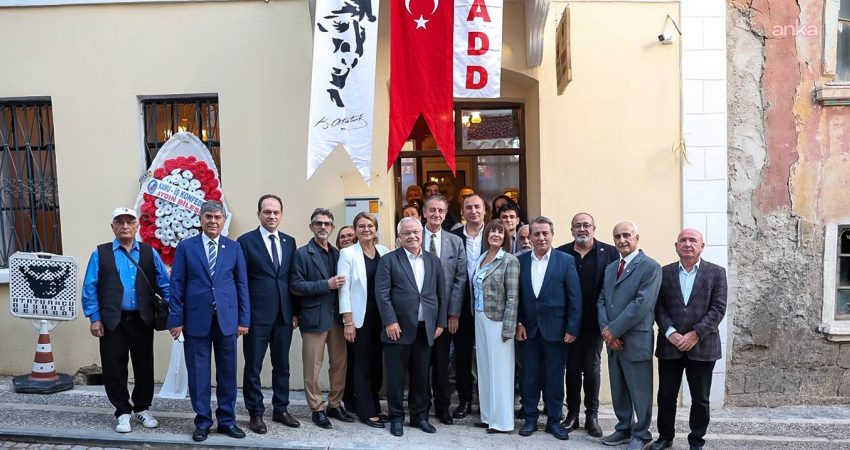 Efeler Belediyesi, Atatürk Kültür Evi’ni hizmete açtı: ADD Aydın Şubesi’ne yeni çalışma alanı Efeler Belediyesi, Atatürk Kültür Evi’ni düzenlenen törenle hizmete açtı. Cumhuriyet