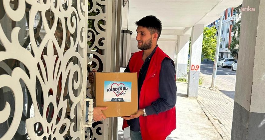 Efeler Belediyesi’nden ihtiyaç sahibi ailelere “Kardeşeli” desteği Efeler Belediyesi Sosyal Yardım Ağı (EFESYA) koordinasyonunda yürütülen "Kardeşeli" projesi